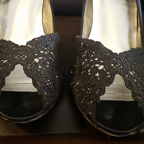 EUC Stuart Weitzman chantilly lace/satin heels - Picture 2 of 8